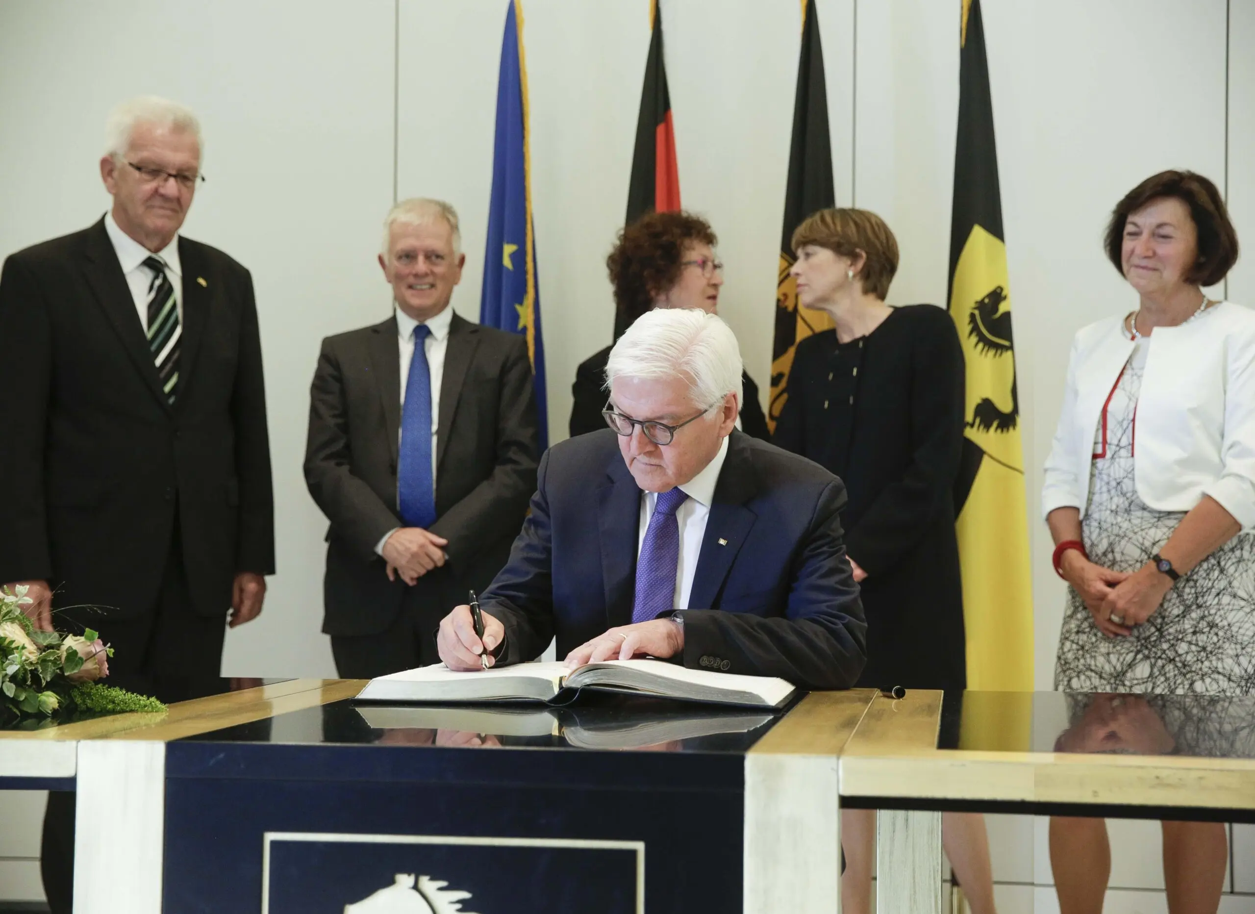 Bundespräsident Frank-Walter Steinmeier auf Baden-Württemberg Besuch. Besuch im Stuttgarter Rathaus und Eintrag ins Goldene Buch der Stadt Stuttgart.