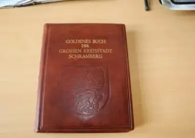 Das alte Goldene Buch der Stadt Schramberg